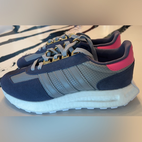 ADIDAS *RETROPY E5* ULTRABOOST WOMENS 9 PINK NAVY TENNIS SHOES RUNNING - Picture 4 of 6